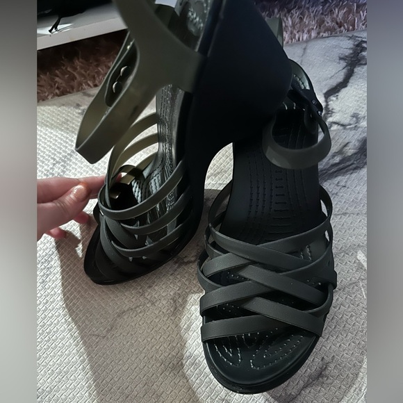 Crocs Stylish Black Strappy Sandals W 10 summer vacation spring beach - Picture 9 of 9